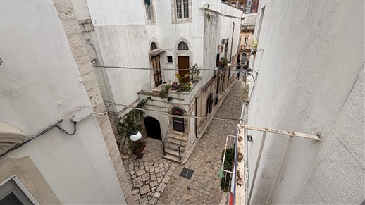 Casa Indipendente Su 3 Livelli Oltre Locale Al Piano Terra e Cantina.